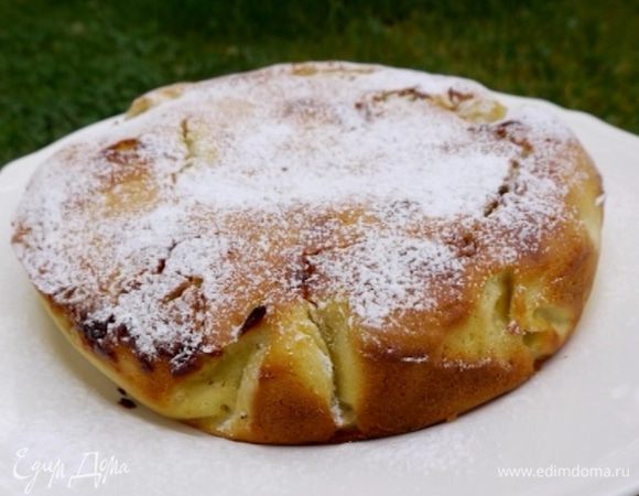 Готовый пирог остудить и посыпать сахарной пудрой.