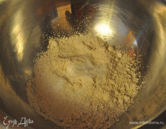 Духовку разогреть до 180 гр. С, Смазать маслом противень, смешать в чашке муку, соль и соду.