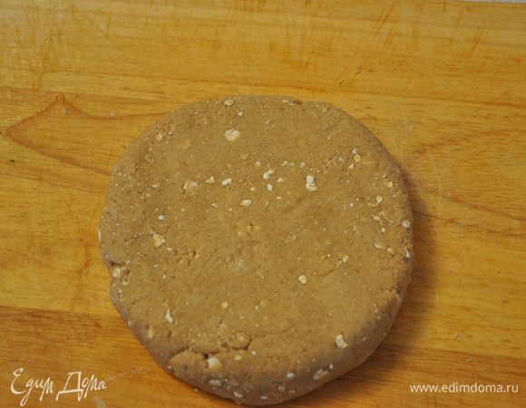 Растопить масло влить в сухие ингредиенты, добавить кипятка и быстренько замесить тесто.