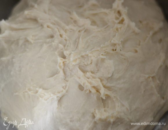 Приготовить тесто. В теплой воде растворить дрожжи, добавить сахар, щепотку соли,перемешать, добавить оливковое масло, всыпать просеянную муку, вымесить тесто. Тесто должно немного липнуть к рукам, быть мягким. 