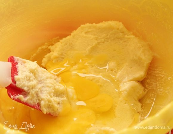 Растереть масло с сахаром.