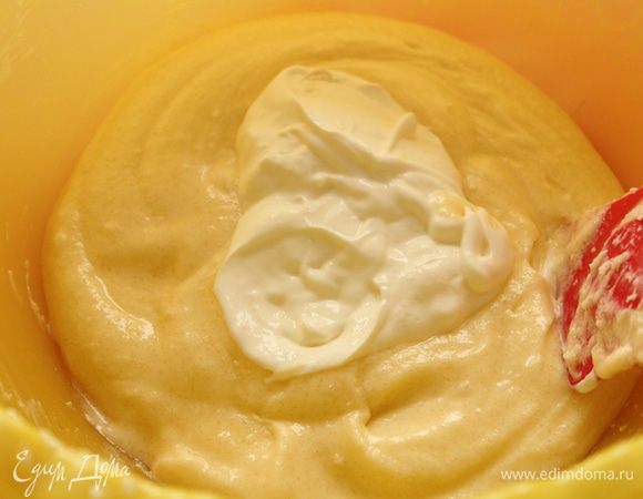 Добавить яйцо, желток и сметану, взбить до однородной массы.