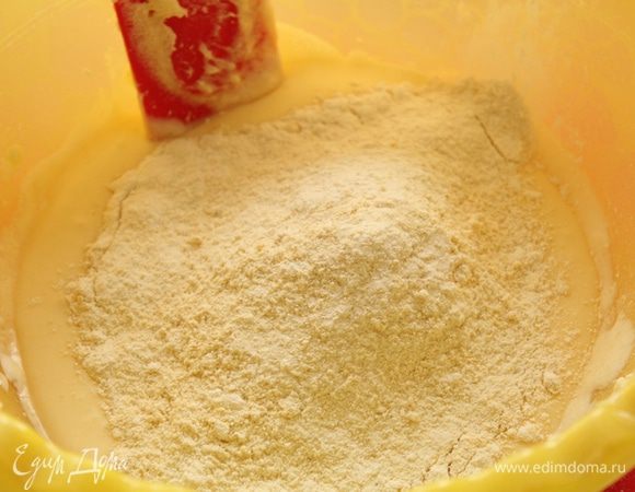 Всыпать муку к масляной смеси и немного взбить миксером.