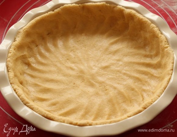 Тесто разделить на две части (2/3 +1/3). Большую часть теста переложить в форму и распределить по дну формы.