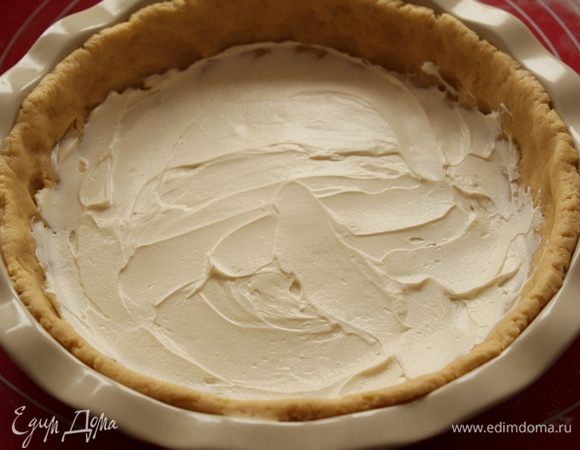 Нанести тонким слоем творожный сыр.