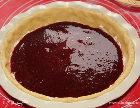 Джем смешать с крахмалом, выложить на творожный сыр.