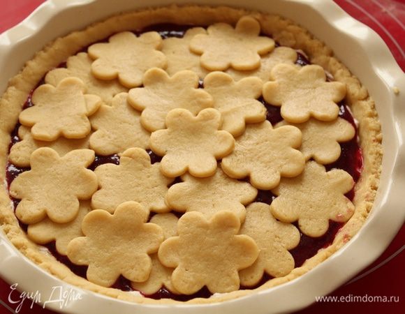 Из меньшей части сделать решетку для пирога или вырезать формочкой фигурки. Смазать белком.