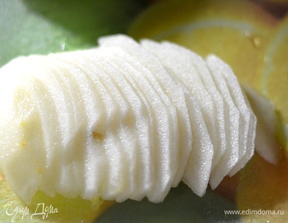 Тем временем помыть и почистить грушу, порезать на тоненькие брусочки. 