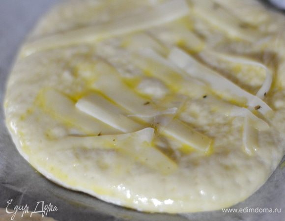 Посыпать тертым сыром. 