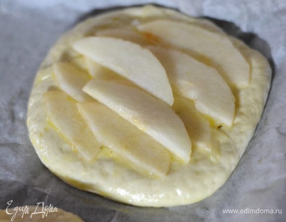 Сверху выложить груши. 