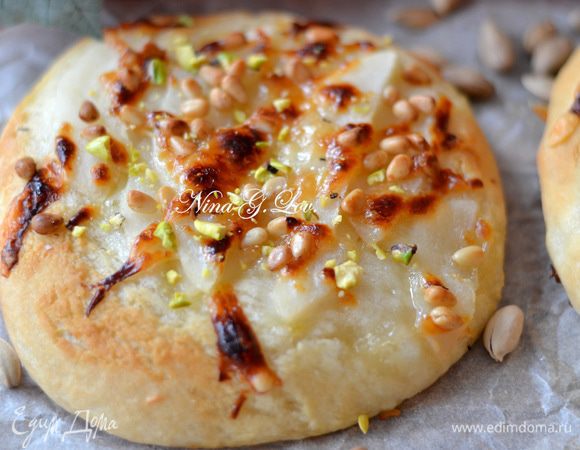 Мёд сверху потемнеет и загустеет, но это очень вкусно, похоже на карамель. Очень вкусно с чаем или просто, с молоком,или же с красным молодым вином,ммм... Приятного аппетита! 