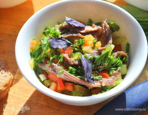 Перец и чеснок смешать со 100 г анчоусов в масле, 2 ст.л. оливкового масла и рубленой петрушки, отправить в холодильник на 30 минут.
