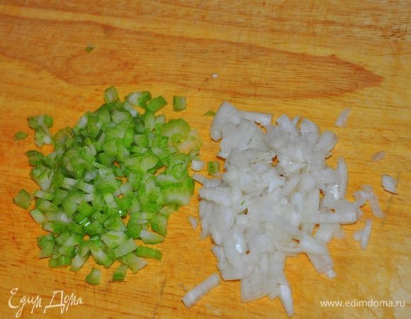 Печеночный паштет:
100 г сельдерея, вымыть и мелко нарезать, луковицу очистить и мелко нарезать.