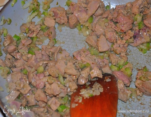 Разогреть в сковороде 2 ст.л. оливкового масла, обжарить лук с сельдереем, и 1 ст.л. рубленной душица (орегано). Куриную печенку вымыть, обсушить и мелко нарезать, выложить к овощам и жарить 4 минуты, влить вино и тушить под крышкой еще 5 минут. 