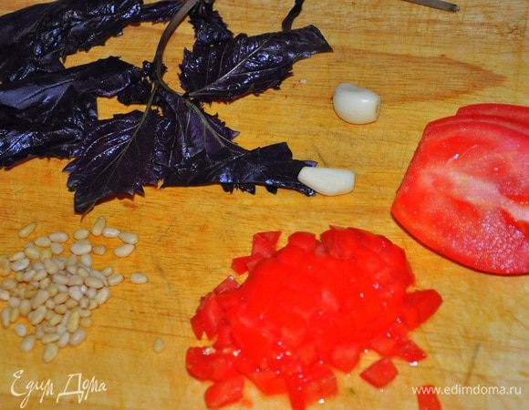 Закуска из помидоров:
Помидоры вымыть и мелко нарезать, чеснок очистить и мелко нарубить, смешать с 2 ст.л. оливкового масла, 2 ст.л. базилика и 1 ст.л. кедровых орешков. 