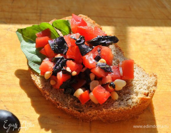 Приправить лимонным соком, солью, перцем и сахарным песком по вкусу