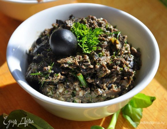 влить оливковое масло, добавить лимонный сок и перец по вкусу.