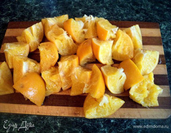 Апельсины хорошо помыть щеткой, залить водой и варить 35-40 минут до мягкости. Слить воду, апельсины остудить. Разрезать на четвертинки, удалить семена. 