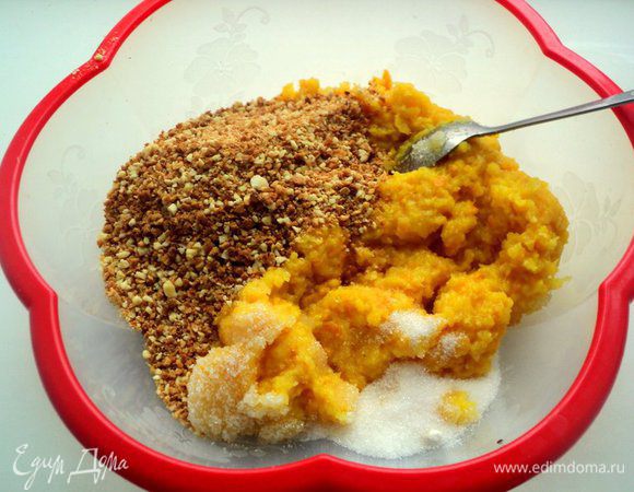 Смешать молотый миндаль, апельсиновое пюре и 100 г сахара. 