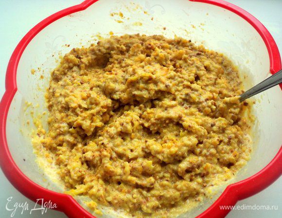 Добавить к миндально-апельсиновой массе вначале растертые желтки, 