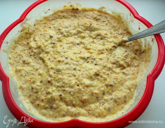 затем в несколько приемов добавить взбитые белки. В конце добавить разрыхлитель, осторожно перемешать.