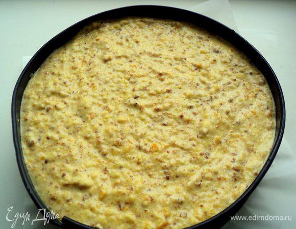 Дно формы Ф-23 см застелить бумагой для выпечки, смазать маслом, вылить тесто. Выпекать в предварительно нагретой до 180 градусов духовке 45 минут. Затем духовку выключить и оставить в ней торт на 10 минут. Вынуть торт из духовки и охладить в форме.
