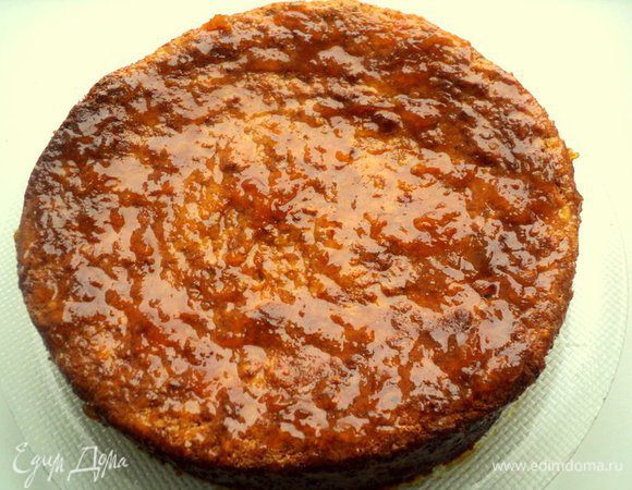 Смазать конфитюром верх и бока торта, поставить в холодильник на 30 минут для пропитки и застывания. 