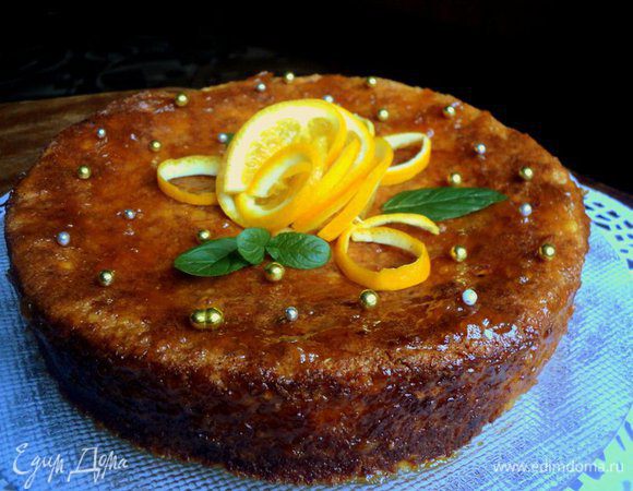 Украсить цветком из тонко нарезанного апельсина, листиками мяты и кондитерскими бусинками.