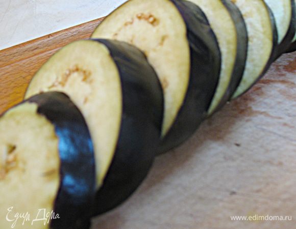 Баклажаны порезать кружочками толщиной 2 см. Посолить и оставить на 30 минут, чтобы ушла горечь.  Сполоснуть баклажаны, промокнуть.  бумажным полотенцем, для удаления воды.  