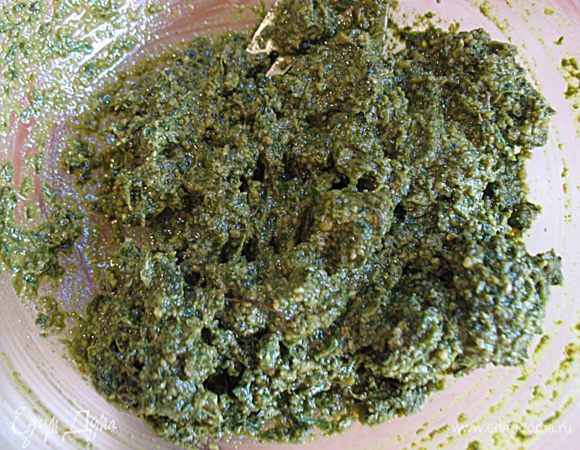 Приготовить соус песто. 