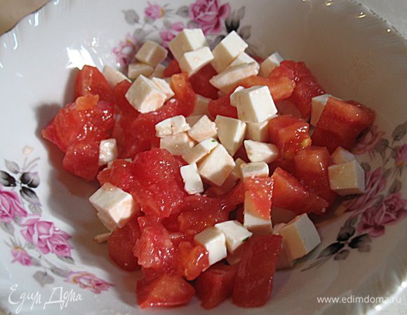 С помидора снять кожицу. Помидор и брынзу нарезать мелким кубиком и аккуратно перемешать.  