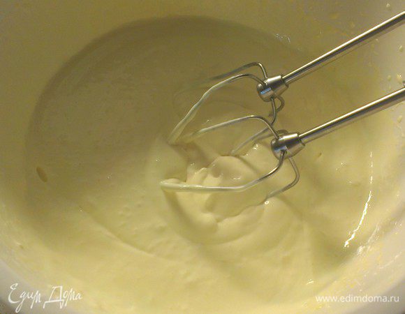 Взбить маскарпоне немного венчиком. Отдельно взбить желтки и сахар до бела (примерно 5 мин.) и добавить их по ложке к маскарпоне. 