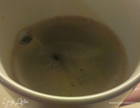 Сварить очень крепкий кофе и остудить его.