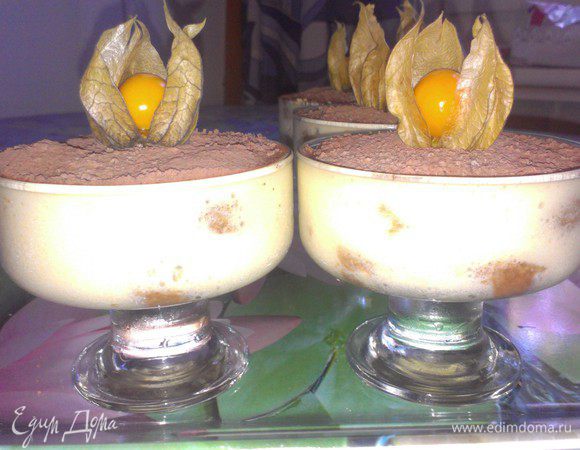 Перед подачей посыпать сверху тертым шоколадом и просеять какао-порошок.
