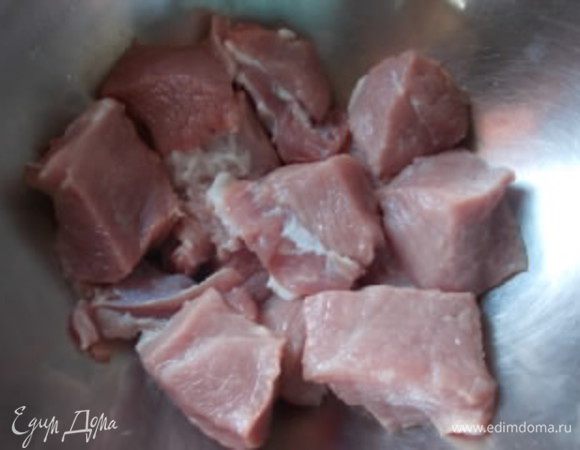 Мясо порезать кубиками.