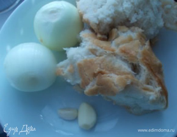 Почистить лук, чеснок. Булку замочить в молоке и отжать.