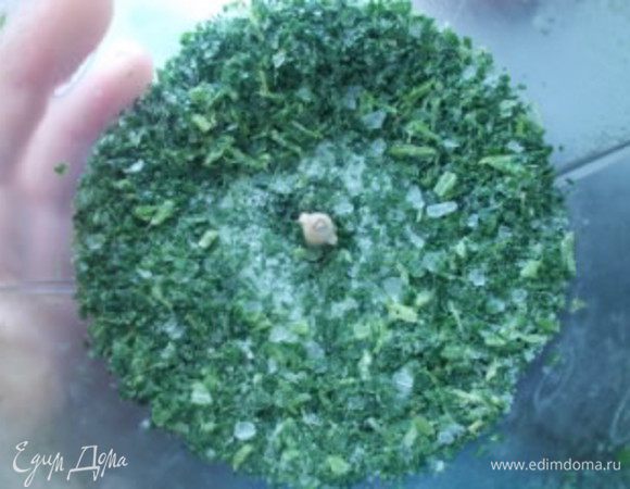 Шпинат у меня был замороженный, поэтому я его сразу измельчила в блендере (он так легче крошится).