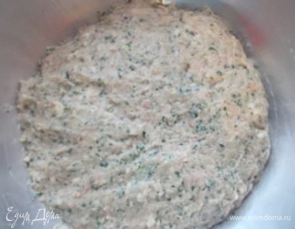 Мелем на мясорубке лук, чеснок, мясо, булку и добавляем шпинат. Солим, перчим и хорошо отбиваем фарш, я отбиваю 50 раз.