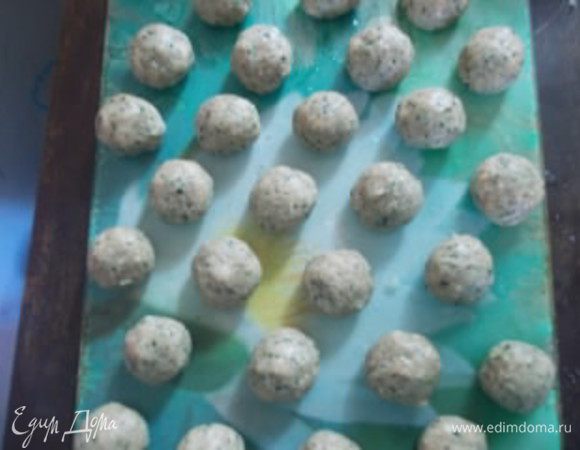 Затем мочим руки в воде и скатываем шарики, размером в  яйцо. У меня получилось 27 шариков.