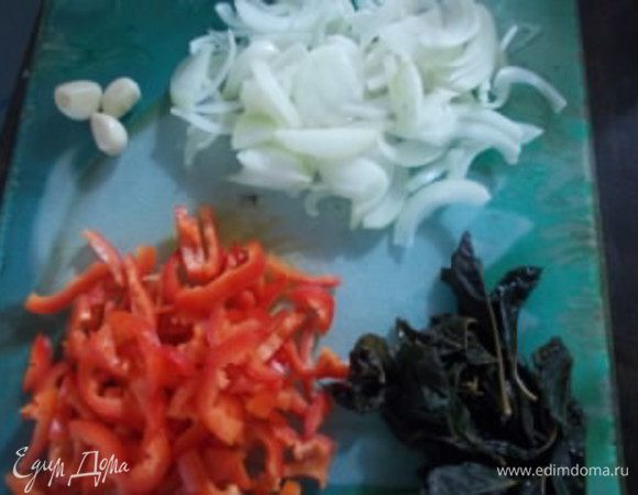 Порежем перец и лук соломкой.