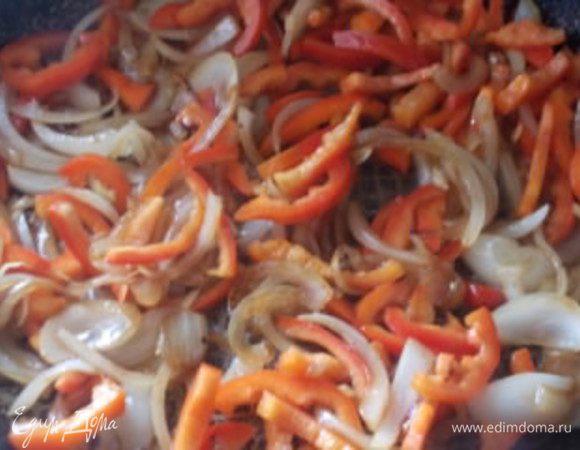 На оливковом масле немного обжарим до прозрачности.