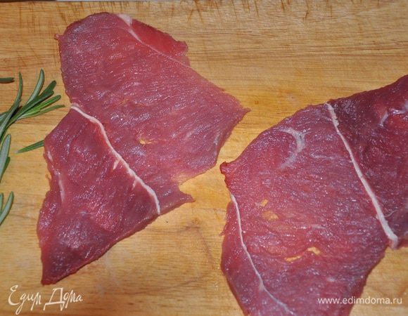 Мясо вымыть, обсушить и слегка отбить, посолить и поперчить со всех сторон.
Розмарин вымыть и обсушить.