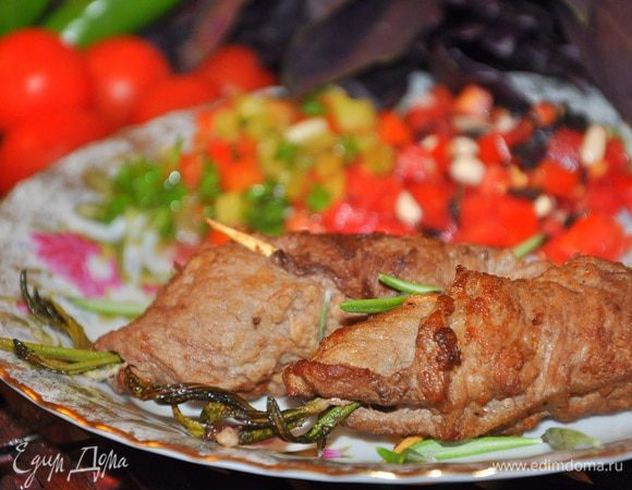 Нагреть духовку до 70 гр. С, в сковороде разогреть оливковое масло и обжарить рулетики со всех сторон до образования румяной корочки, Переложить в форму и поставить в духовку на 5 минут. На гарнир можно подать отварные овощи или рис. Приятного аппетита!