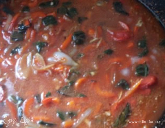Затем добавим томатный соус, бульон, базилик, измельченный чеснок и орегано с солью. Накроем крышкой и оставим тушится до готовности.