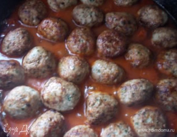 За 3-4 минуты до конца, выложим наши шарики в соус и немного протомим. 