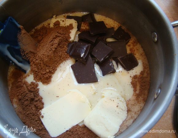 Шоколадный бригадейро. Смешиваем все ингредиенты, кроме сливок, готовим по тому же принципу. Широкая кастрюлька, медленный огонь, лопатка в руках :)