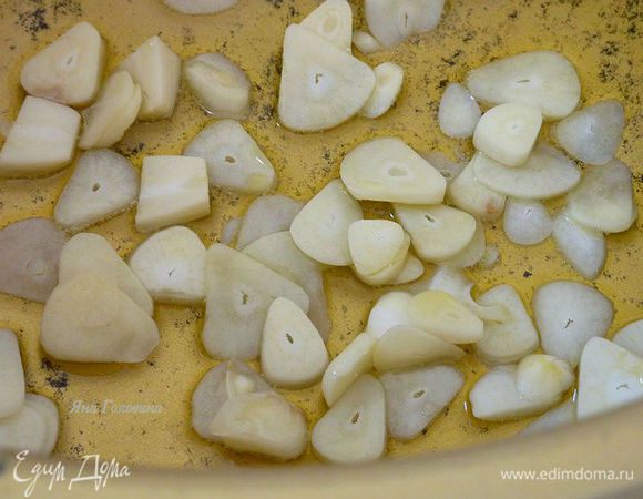 Обжарить чеснок в оливковом масле полминуты . 
