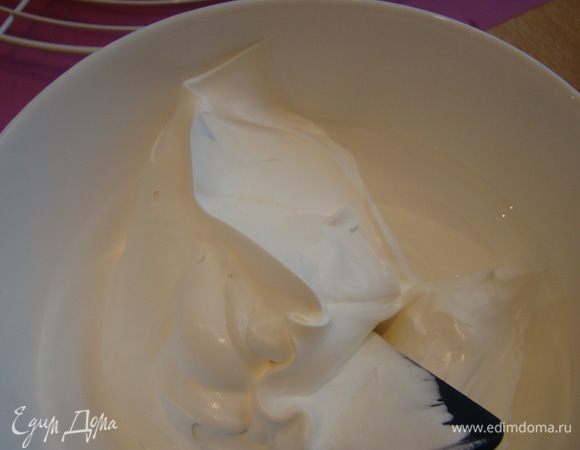 Крем Шантиль. Холодные жирные сливки; холодный венчик; холодная емкость для взбивания. Соединить сливки и сахар - взбивать до крепкого густого состояния.