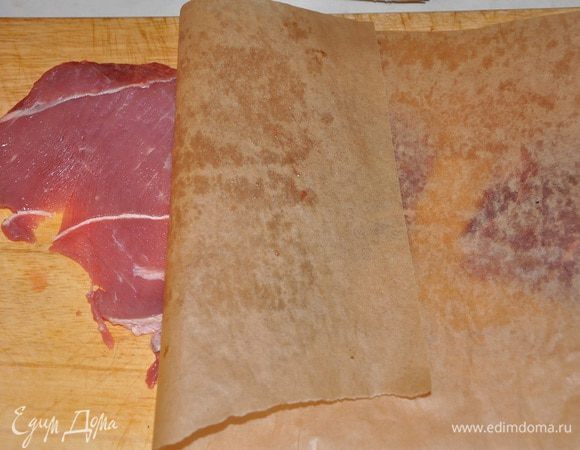 Накрыв эскалопы пекарской бумагой, отбить их до толщины 3 мм, разогреть масло на сковороде и подрумянить с каждой стороны по 1 минуте, переложить на тарелку.