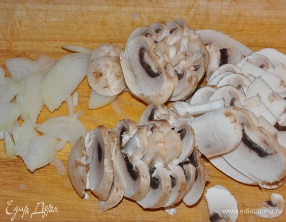 Прожарить на сковороде лук с грибами, пока они не станут мягкими, 